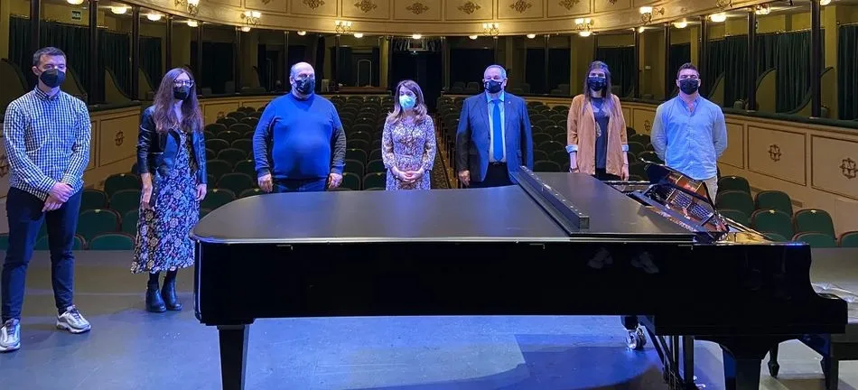 La concejala de Cultura, Mª Victoria Bermejo, junto a algunos de los artistas de esta gala, en el Liceo