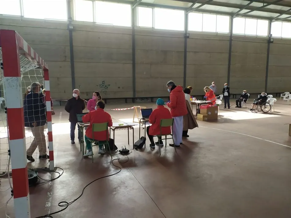 Vacunación de mayores en Linares de Riofrío - KR