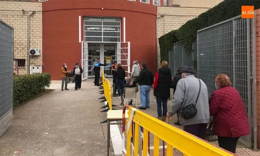 Cola para las vacunaciones de mayores en el pabellón municipal de Santa Marta