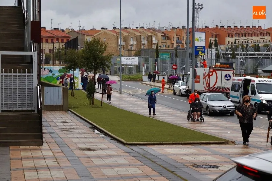 Viandantes con paraguas en la avenida de los Cipreses