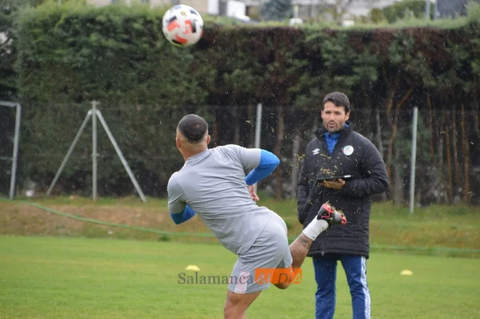 Escobar mira con asombro un control acrobático de Juancho / Carlos Cuervo