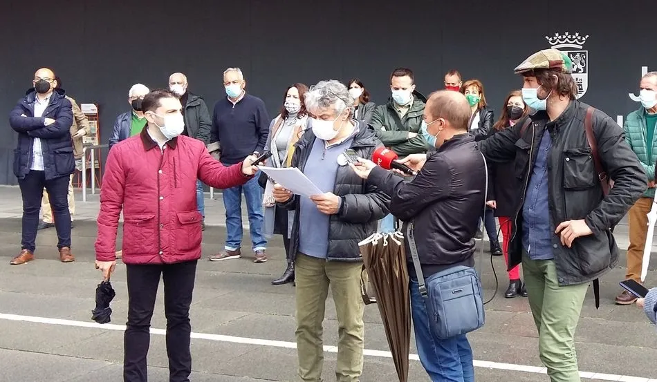 El portavoz del Grupo Socialista en la Diputación, Fernando Rubio, atiende a los medios, antes de esta concentración