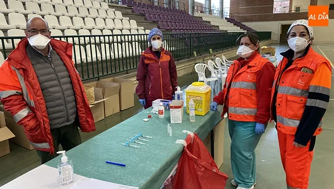 Sanitarios del Centro de Salud llevaban a cabo la administración de la segunda dosis de la vacuna a los mayores de 80 años