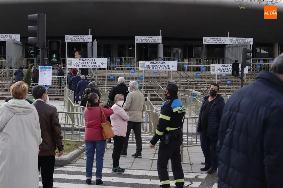 Acceso al Multiusos a primera hora de esta mañana con grandes colas para la vacunación - Guillermo García