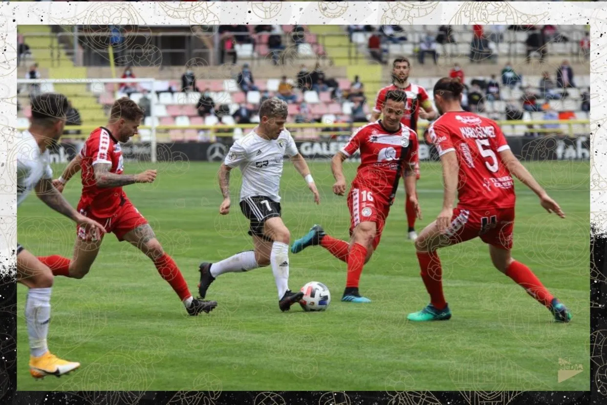 Mario Gómez sale a tapar a Juanma / Burgos CF