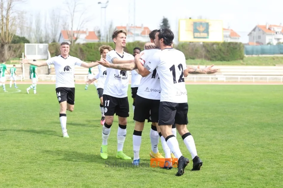 Amis, Willy y Keita, autores de los goles en San Amaro, celebran un tanto del filial del Salamanca la pasada semana