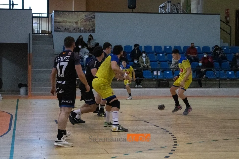 El BM Salamanca, con su afición en la grada / Guillermo García