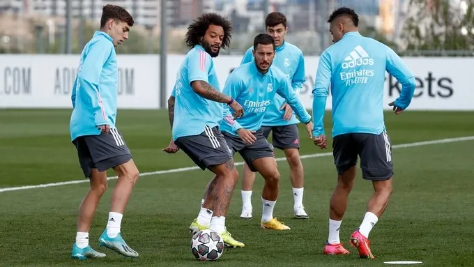 Mellado (a la izquierda) trabaja con Marcelo, Hazard o Mariano / Real Madrid