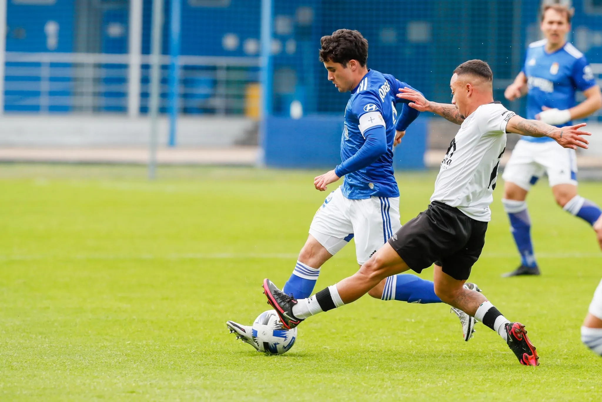 Juancho López aprieta a un rival del Oviedo Vetusta