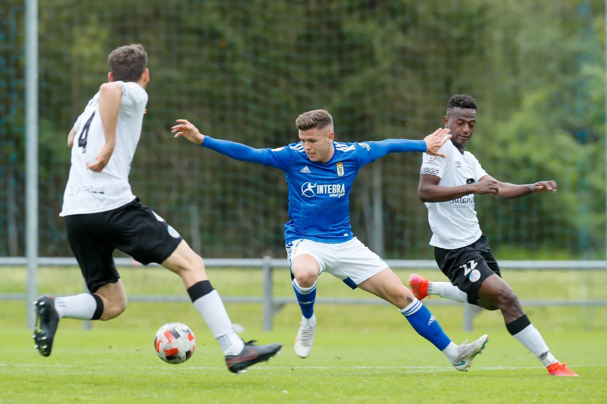 Arroyo y Ayala, ante un rival / Oviedo