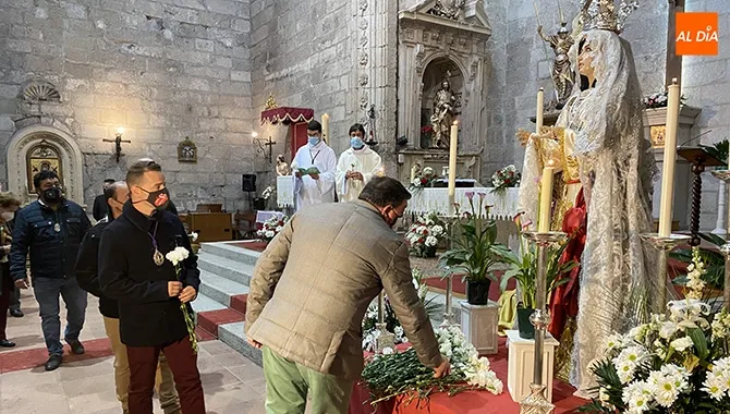 Fieles y cofrades participaban en la ofrenda floral a Nuestra Señora de la Misericordia