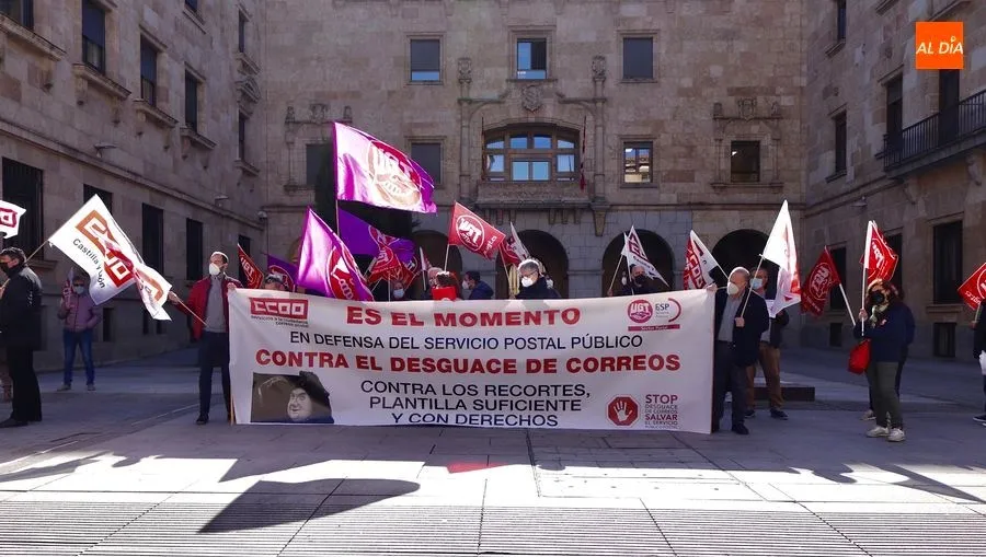 Concentración de UGT y CCOO para denunciar el deterioro del servicio de Correos. Foto de Guillermo García