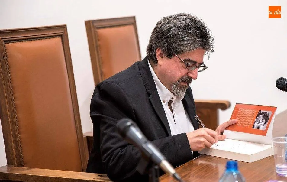 Luis García Jambrina en una firma de libros/ Foto de Carmen Borrego