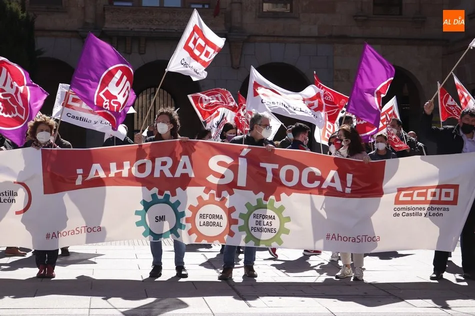 Concentración de UGT y CCOO en la Gran Vía, junto a la Subdelegación del Gobierno. Foto de Guillermo García