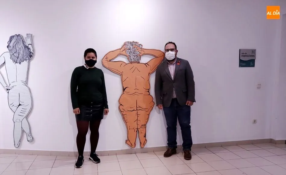 La artista Yaircel Robledo, junto al concejal de Juventud, Daniel Llanos. Foto de Alejandro García