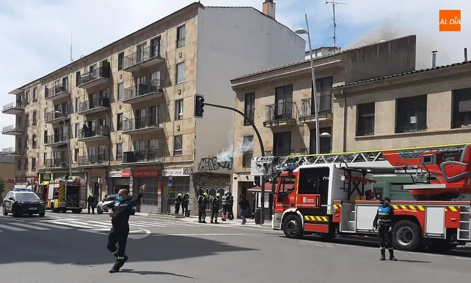 Agentes de la Policía Local y Bomberos en la intervención con motivo de este incendio en el paseo de Canalejas