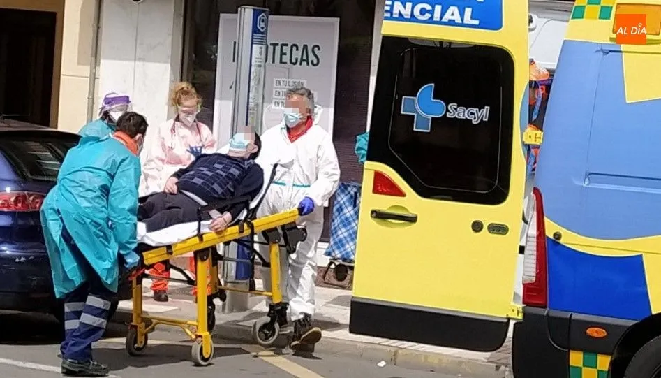 Traslado a la ambulancia del viandante indispuesto en la carretera de Ledesma