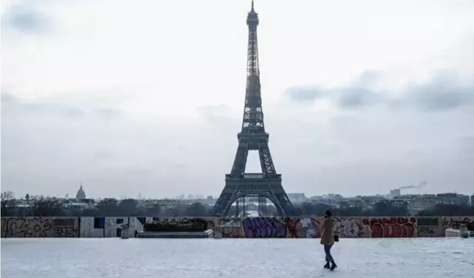 Un muerto y una herida en un tiroteo junto a un hospital en París