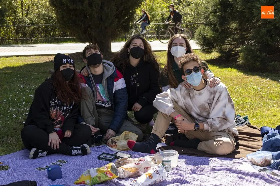 Uno de los grupos de jóvenes en el entorno del parque fluvial. Foto de Guillermo García