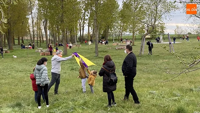 Numerosas familias elegían el parque El Inestal para vivir el Lunes de Aguas en Peñaranda