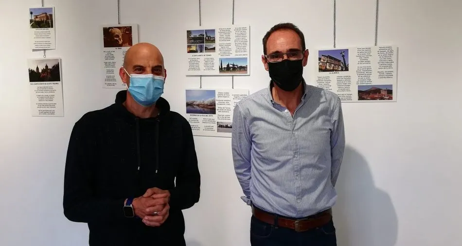 El concejal de Turismo, Juan Carlos Bueno, y el artista Armando Manrique