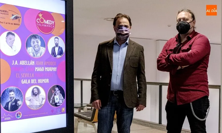 El concejal de Turismo, Fernando Castaño, y el director de la empresa de eventos ‘Ren-Core-Events’,  Gorka Recio, en la presentación de la gala ‘Comedy Salamanca’. Foto de Guillermo García