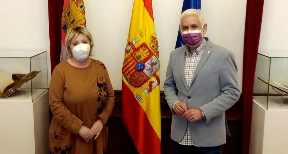 La subdelegada del Gobierno en Salamanca, Encarnación Pérez Álvarez, junto al nuevo secretario provincial de UGT en Salamanca, Marcelino Muñoz