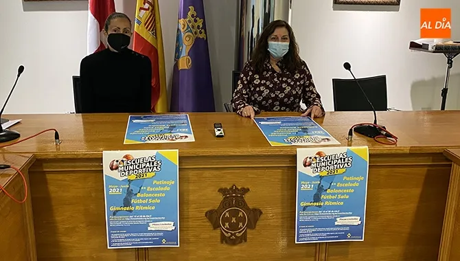 La alcaldesa Carmen Ávila y la concejal de Deportes, Pilar García, presentaban la reactivación de las escuelas deportivas