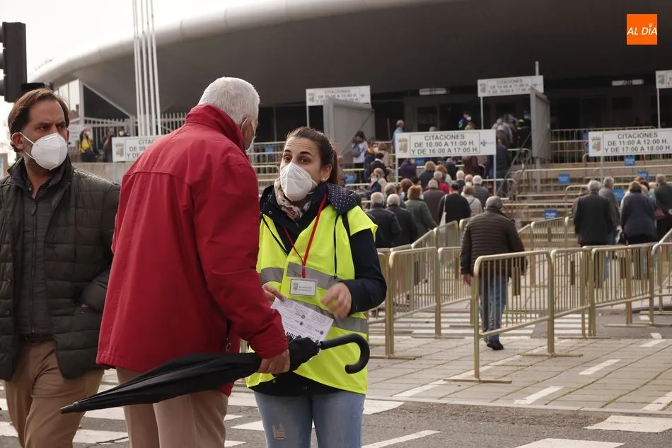 Colas de las personas citadas para esta vacunación. Foto de Guillermo García