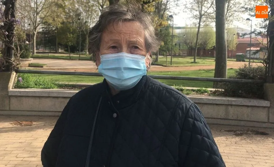 María Jesús Rodríguez Bordallo, vecina de Valdelagua (Santa Marta), en uno de los accesos al Multiusos. Foto de Guillermo García