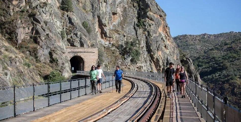 Senderistas en el Camino de Hierro