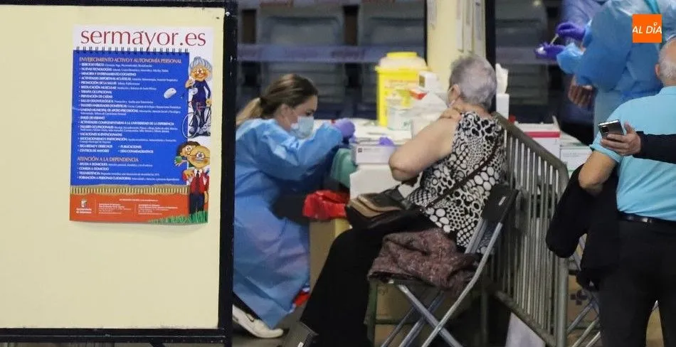 Las vacunaciones masivas se están multiplicando por la provincia charra. Foto de archivo