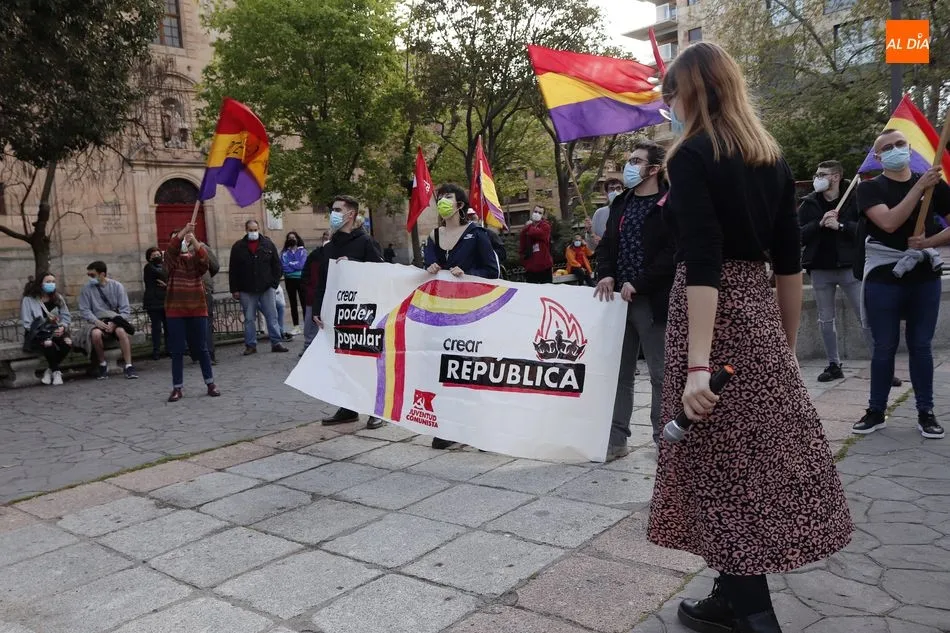 Concentración para conmemorar el 14 de abril en la plaza de Los Bandos. Fotos: Guillermo García San Miguel