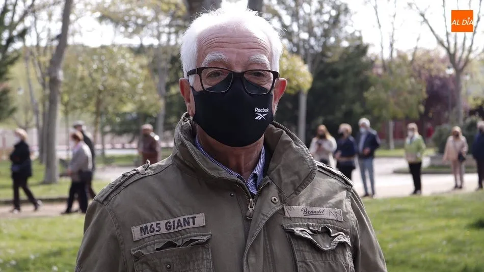 Debían de tener más sitios para vacunarnos, con el fin de evitar tanta afluencia de gente