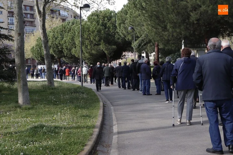 Gran afluencia de pacientes a esta segunda jornada de la vacunación masiva para personas de 74 a 79 años. Foto de Guillermo García