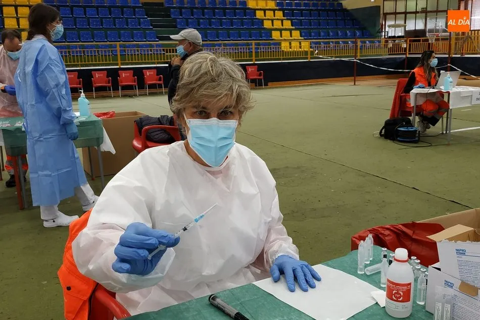 Uno de los sanitarios en la última vacunación masiva en Béjar