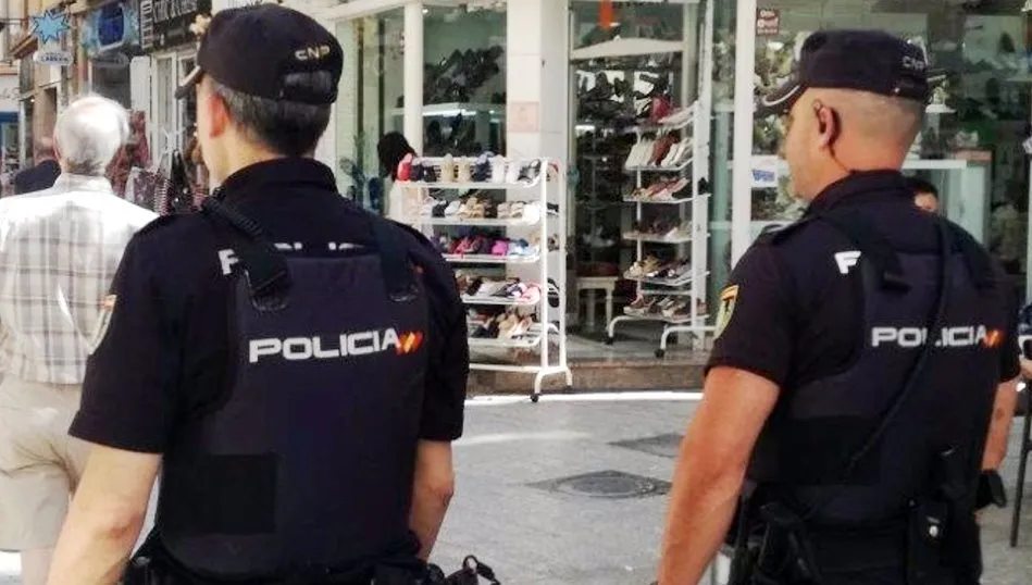 Foto de archivo de dos agentes de la Policía Nacional