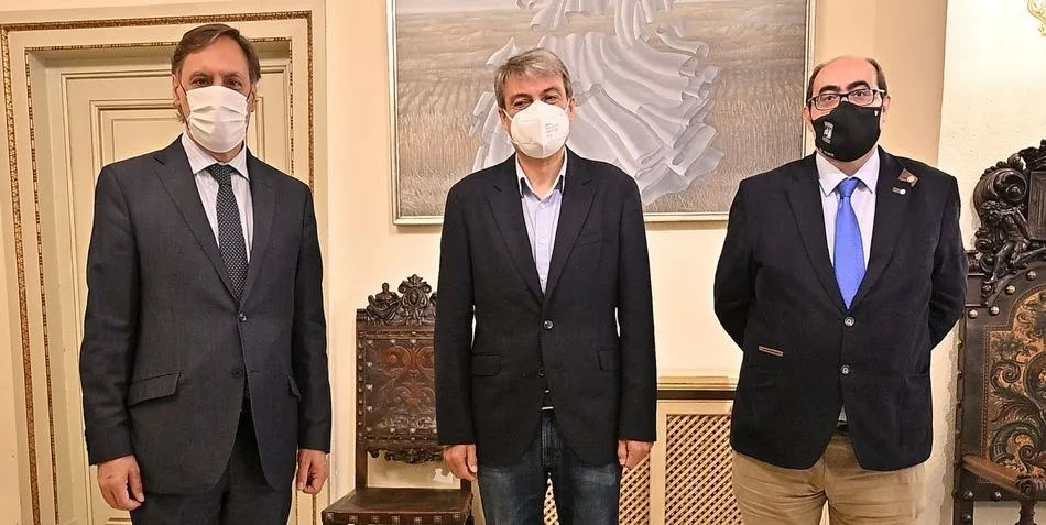 El alcalde, Carlos García Carbayo, y el presidente de la Asociación Salvar el Archivo de Salamanca, Policarpo Sánchez, junto al concejal de Economía, Hacienda y Régimen Interior, Fernando Rodríguez