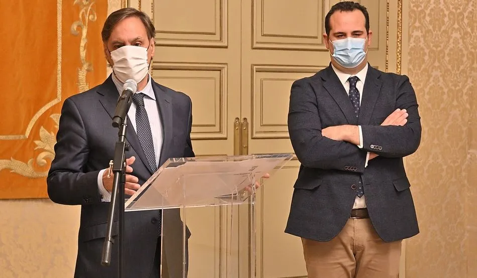 Carlos García Carbayo y David Mingo, alcaldes de Salamanca y Santa Marta, en la presentación de este acuerdo