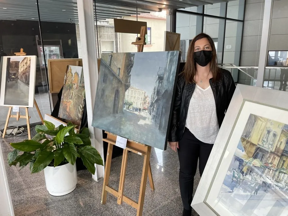La edil de Cultura, María Jesús Moro, juntot a algunas de las obras premiadas - Ayto Guijuelo