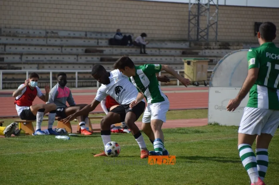 Kever Embeya pelea por un balón