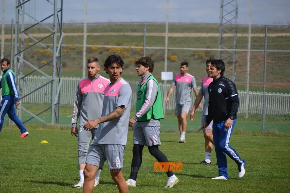 Escobar camina con sus futbolistas en una sesión