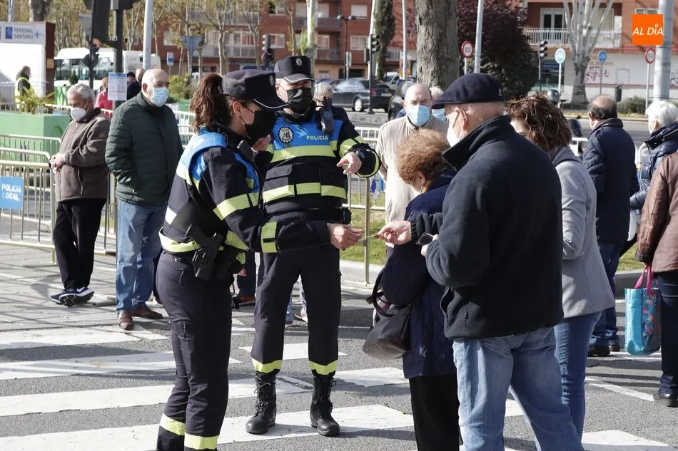 Pacientes junto a policías en los accesos al Multiusos. Foto de Guillermo García
