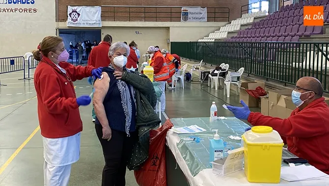 Los vecinos de 77 a 79 años de la zona básica de salud de Peñaranda recibían la primera dosis de la vacuna este viernes