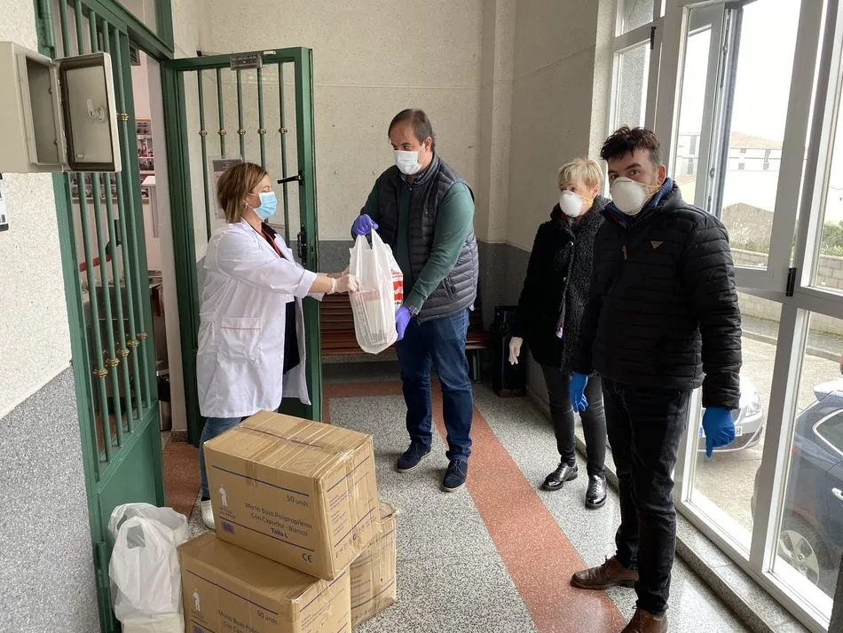 El alcalde, Roberto Martín, entrega material de protección a la Residencia de Mayores el pasado año - Archivo