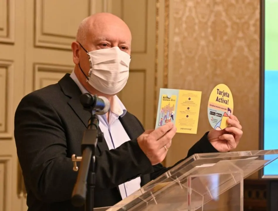 El concejal de Comercio del Ayuntamiento de Salamanca, Juan José Sánchez, con una muestra de la tarjeta - Archivo