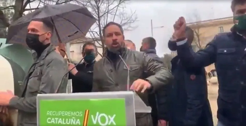 Abascal durante un mitín en el que le arrojaron objetos - Archivo