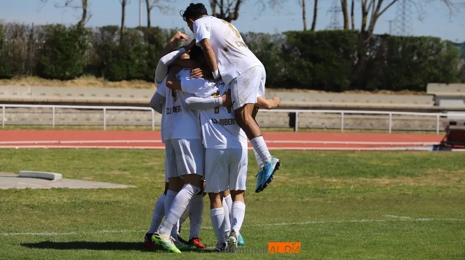 El Ribert festeja uno de sus goles / Lydia González