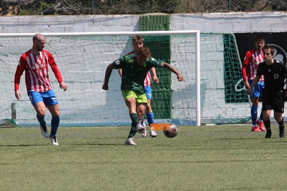 Isma Cerro dispara a puerta al final del encuentro - Kiko Robles