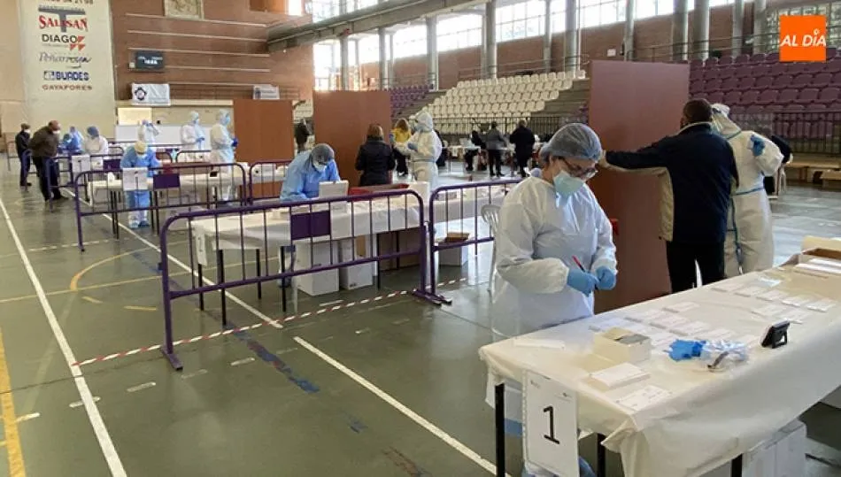 Sanitarios realizando pruebas de detección de coronavirus - Archivo